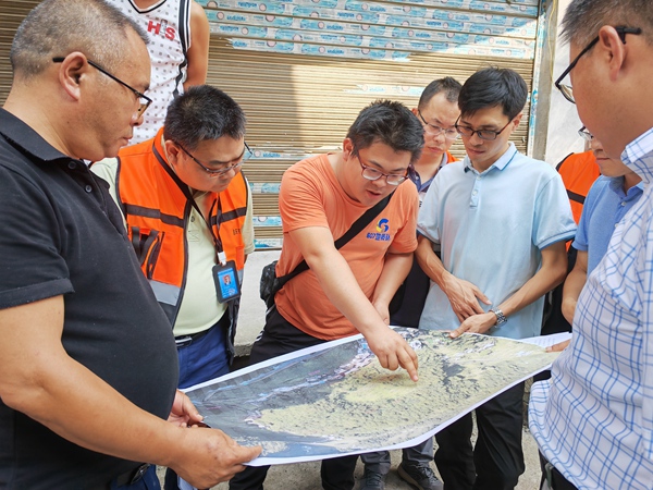 《專家組踏勘現場》。8月5日，市級專家組對彭水縣善感鄉農綱村4組石槽壩危巖崩塌現場踏勘和地災防治技術指導。遲金學攝