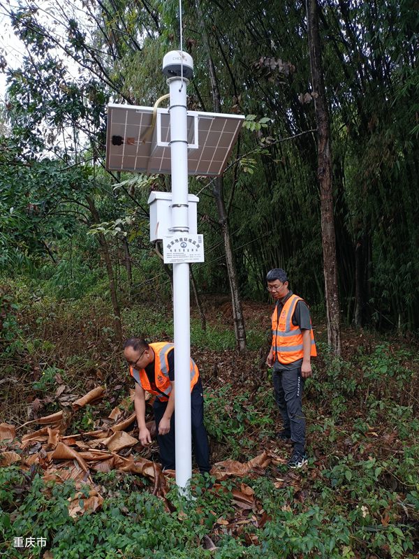 《雨后地質災害點自動監測設備檢查》。8月30日，208地質隊在潼南區塘壩鎮金龜村地質災害點進行雨后核查，檢查自動監測設備工作情況。周黎明攝
