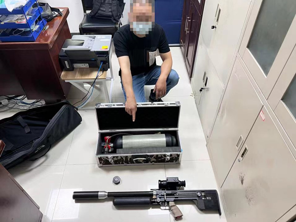 犯罪嫌疑人指認作案工具。兩江新區警方供圖