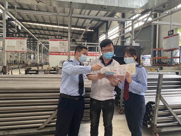 榮昌區稅務人員走訪重慶維創汽車配件有限公司生產車間，向企業宣傳緩稅政策。?文明燕攝