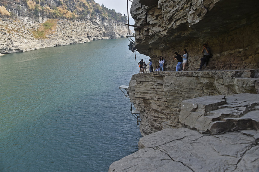 游客感受棧道險峻。黃河攝