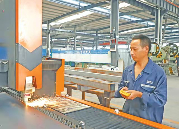 激光切割機切割汽車配件原材料。廣安市委宣傳部供圖