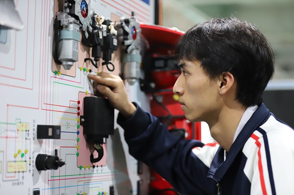 學生進行實操訓練。璧山職業教育中心供圖