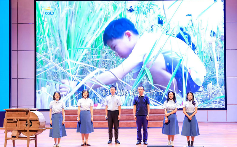 老師講解傳統農具。童心小學供圖