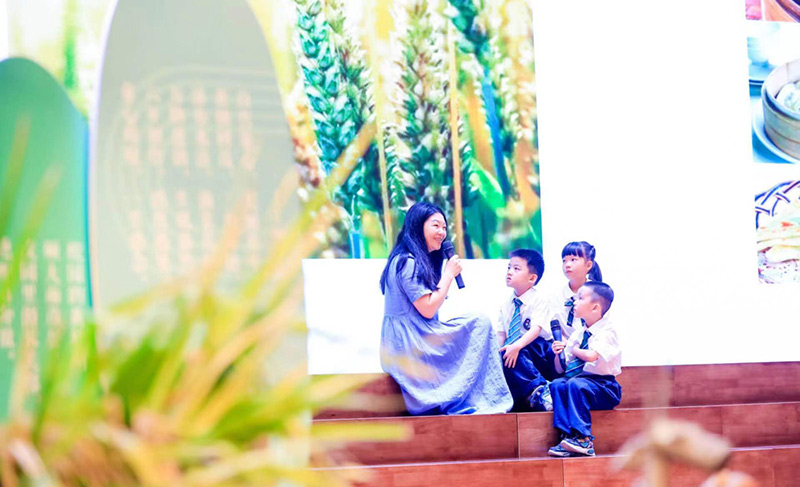 老師為學生講解五谷的來歷和種類。童心小學供圖