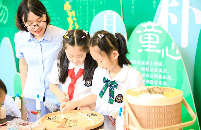 五谷貼畫有著五谷豐登、國泰民安的美好寓意。童心小學供圖