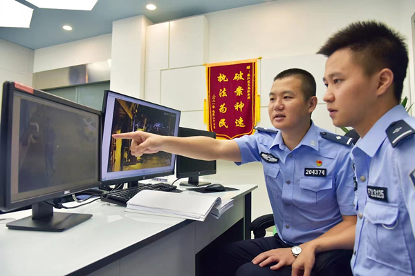 案件辦理隊偵查。綦江區公安局文龍派出所供圖