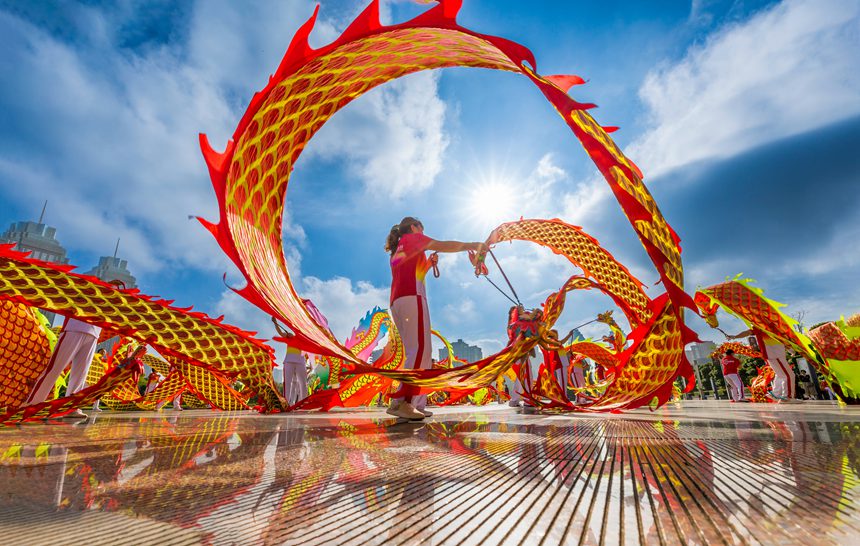 人們在南川區市民廣場舞龍健身。瞿明斌攝