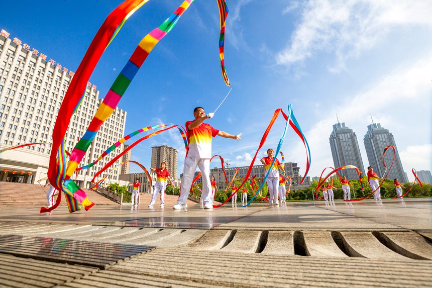 人們在南川區市民廣場舞龍健身。瞿明斌攝