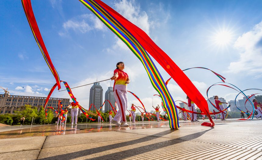 人們在南川區市民廣場舞龍健身。瞿明斌攝