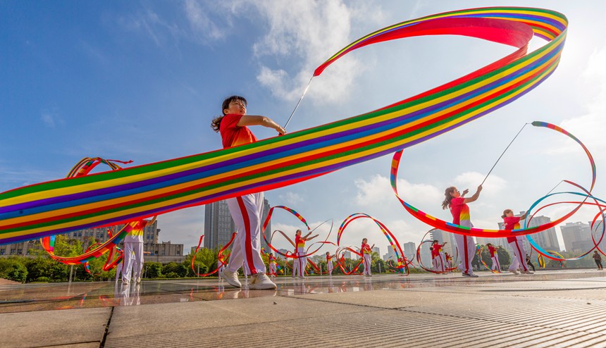 人們在南川區市民廣場舞龍健身。瞿明斌攝