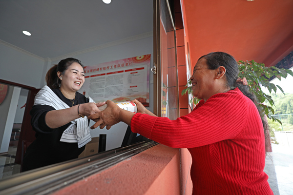 村民正在用積分兌換日常生產生活用品。趙勇攝