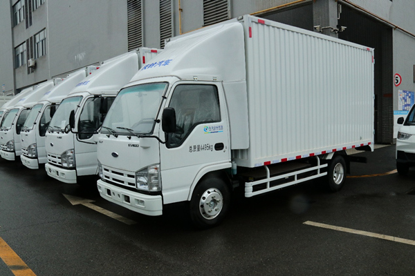 新能源電動載重輕卡。重慶銀行 供圖