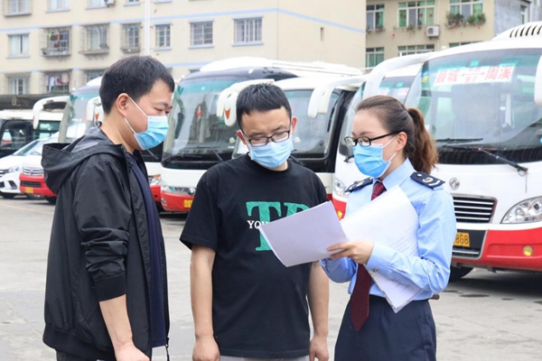 城口縣稅務人員走訪轄區交通企業，宣傳社保緩繳政策。廖欣玥攝