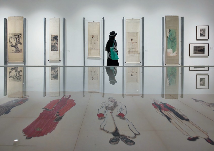 市民觀看展覽。龍帆攝