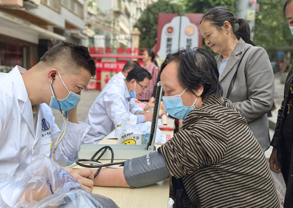 社區邀請醫生現場為老人義診。