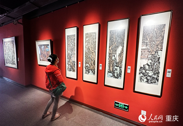 市民在欣賞參展作品。人民網 劉政寧攝