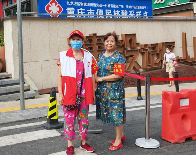 雷澤英和劉慶渝老人。勞動一村社區供圖