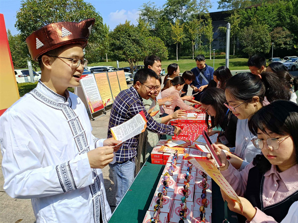 工作人員向群眾講解民族政策。江津區委統戰部供圖