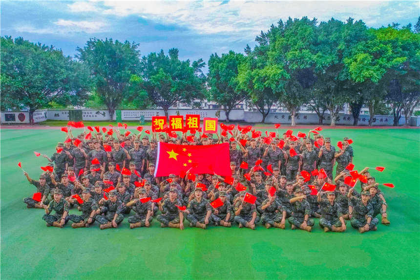 武警官兵與國旗同框，祝福祖國。李東攝