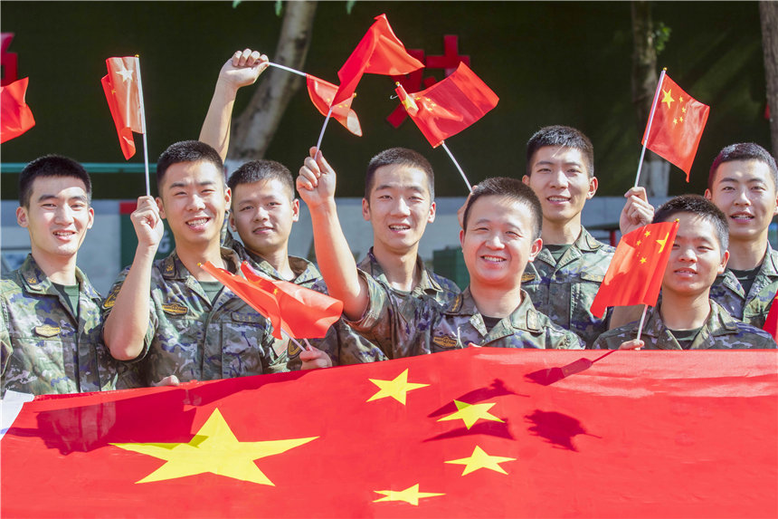 武警官兵揮舞國旗，祝福祖國繁榮昌盛。李東攝