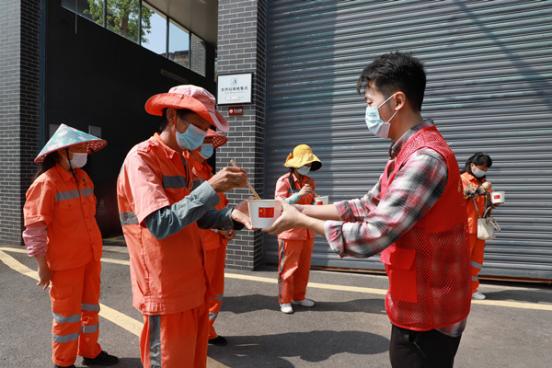 志愿者為環衛工送上“國慶面”。璧山區委宣傳部供圖