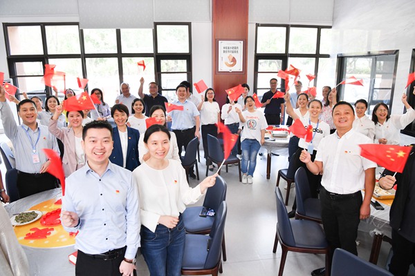 2022年9月29日，巴南區委黨校，教師與學員們一起歌頌祖國。