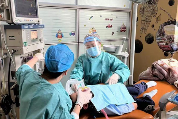 智能化疼痛閾值監測下，計算機精準輔助靶控靜脈麻醉藥物。重醫附屬口腔醫院供圖