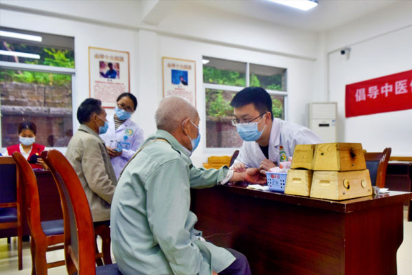 為老人把脈問診。陶涵攝