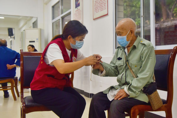 為老人剪指甲。陶涵攝