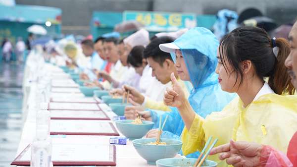 小面節上市民品嘗重慶小面。杜文嫻攝