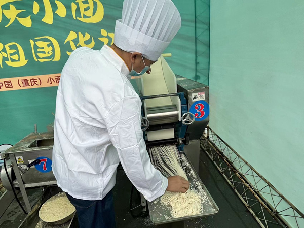 小面節上現場展示制作云陽鮮面。蔣海濤攝