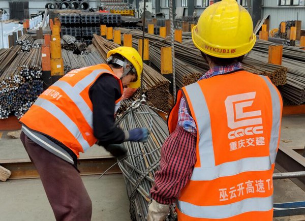 鋼筋加工廠工人正在捆綁加工好的型材。丁衛林攝?