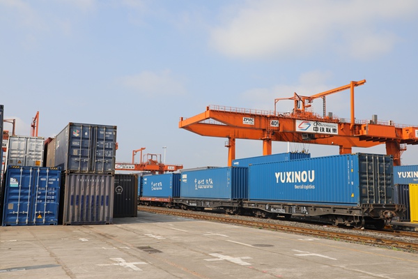 一列中歐班列（渝新歐）正在裝車，將滿載智能家電、機械設備、工業零配件等貨物，由團結村車站駛出，一路向西，運往歐洲國家。渝新歐公司供圖