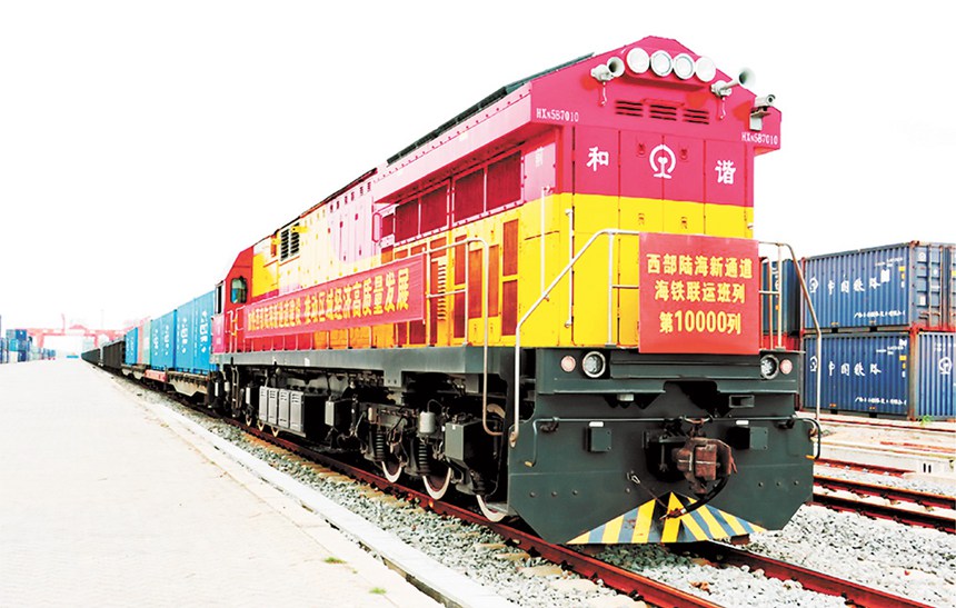 打造以重慶市為運營中心、對接共建“一帶一路”的西部陸海新通道，有效縮減出海時間，形成我國西部內陸地區新的出海骨干通道。圖為二○二一年四月二十八日，西部陸海新通道海鐵聯運班列累計開行第一萬列。