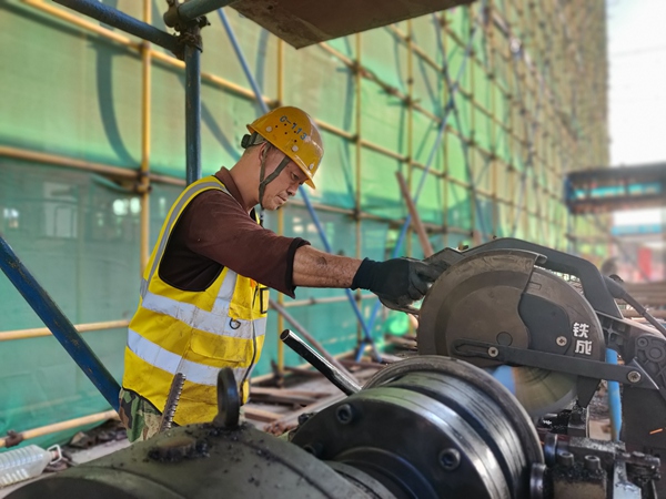 工人在進行鋼筋加工作業。