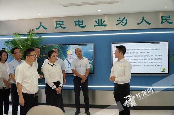 參觀零碳綜合服務倉。華龍網-新重慶客戶端記者 ?歐武夷 ? 攝