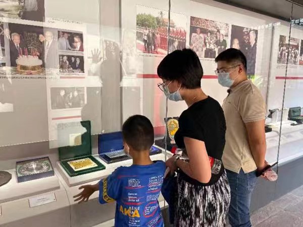 游客了解歷史背景。潼南區委宣傳部供圖