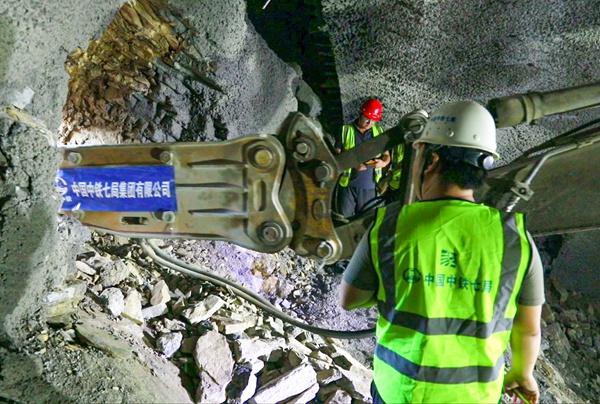 重黔鐵路武隆段趙家坡1號隧道貫通現場。 中鐵七局供圖