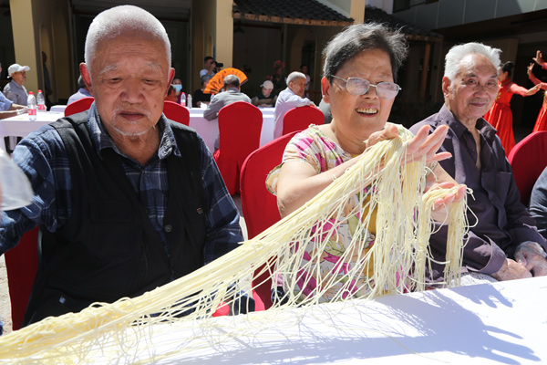 景區為老人準備的長壽面。楊孝永攝