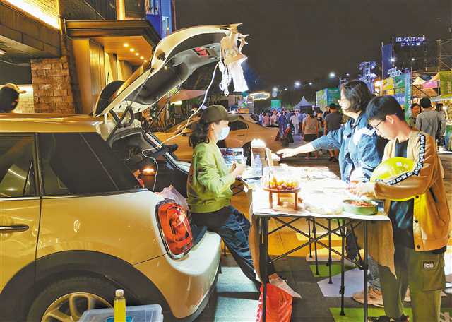 10月4日，渝中區重慶天地，夜市里后備廂經濟受歡迎。首席記者 龍帆 實習生 尹詩語 攝/視覺重慶