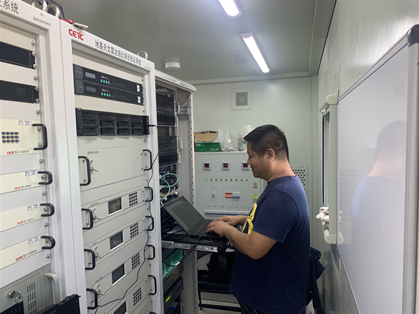 向寅正在中央控制方艙內加班工作。趙鵬攝