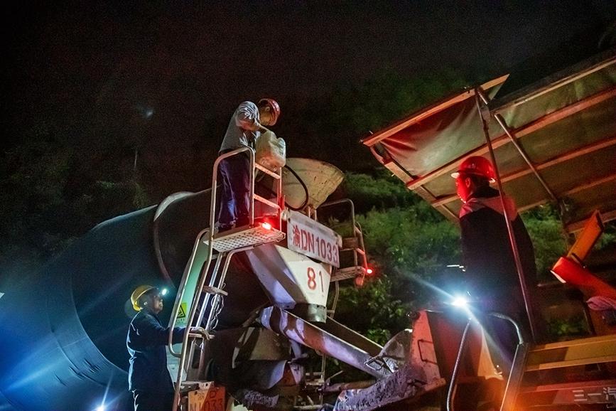 攪拌混凝土。余鴻攝