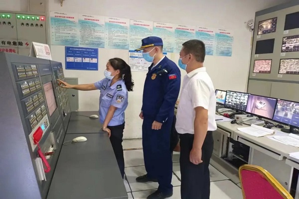 檢查指導現場。渝北區消防救援支隊供圖