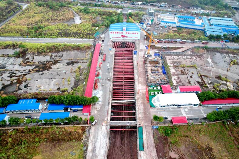 城軌快線15號線二期禮學路站施工現場。重慶交通開投集團供圖