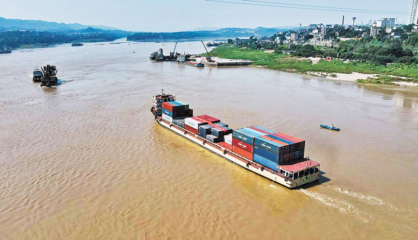 一艘滿載近3000噸貨物的集裝箱班輪從珞璜港緩緩駛離，它將沿著長江航道駛向上海。賀奎 攝