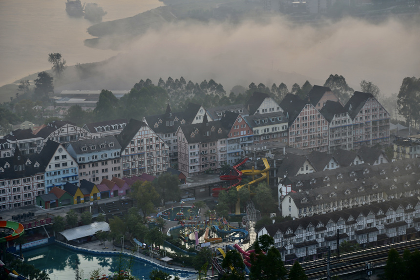 10月19日，重慶涪陵長江邊出現平流霧景觀。楊孝永攝