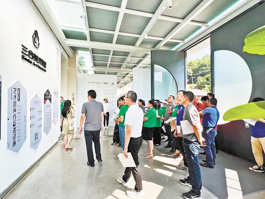 三河村的美術館吸引了不少參觀者。（受訪者供圖）