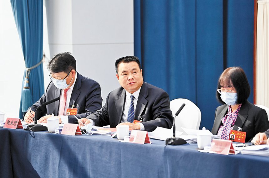 重慶市代表團代表圍繞黨的二十大報告進行深入討論。記者 蘇思 攝/視覺重慶