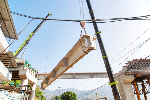 起吊“巨無霸”T梁。余鴻攝
